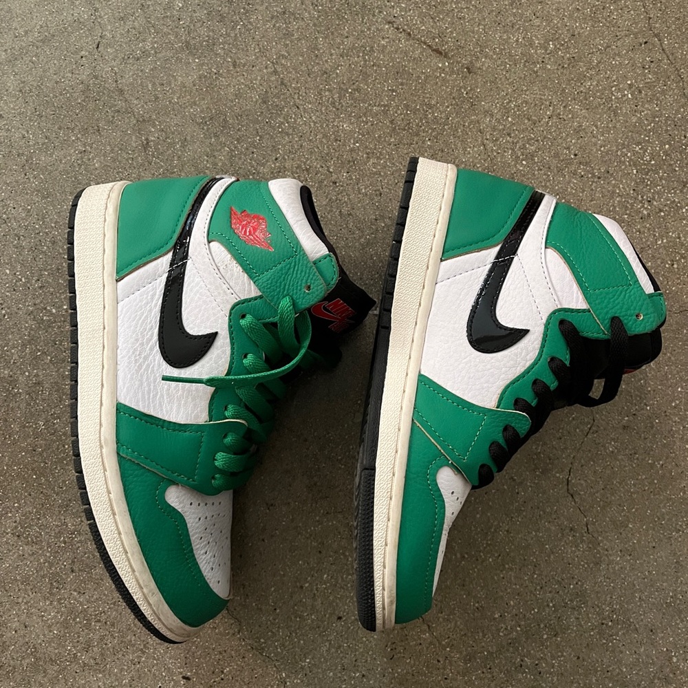 Women’s Air Jordan 1 Retro high “lucky “green”